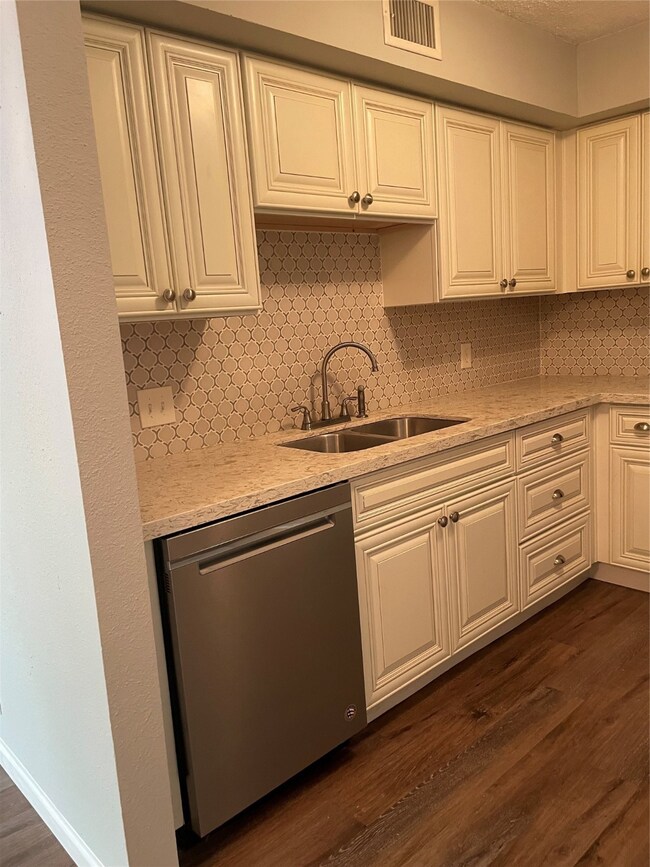 Kitchen w/quartz countertop, tile backsplash and