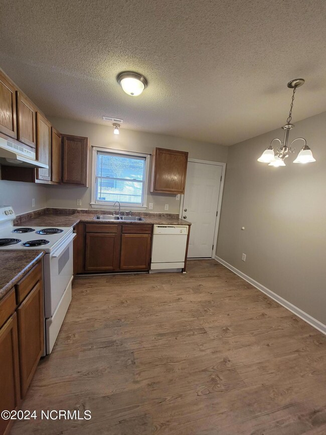 155 Lakewood Dr unit A, Jacksonville, NC 28546 - photo 4