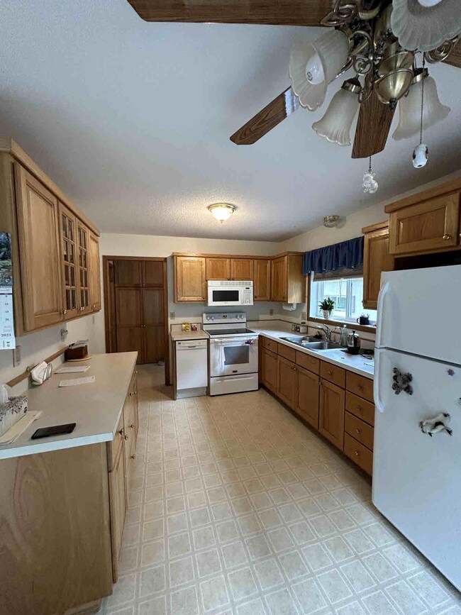 507 Grove Ave N, Park Rapids, MN 56470 - photo 2