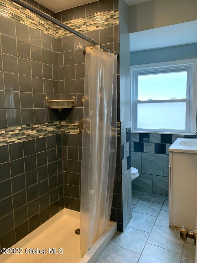 1818_Jerome_Ave_bath1