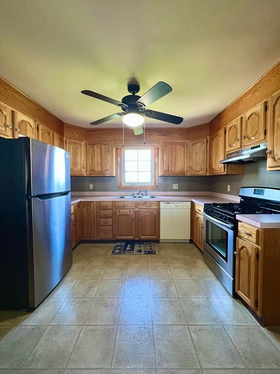 12 Gorham St, South Dartmouth, MA 02748 - photo 4