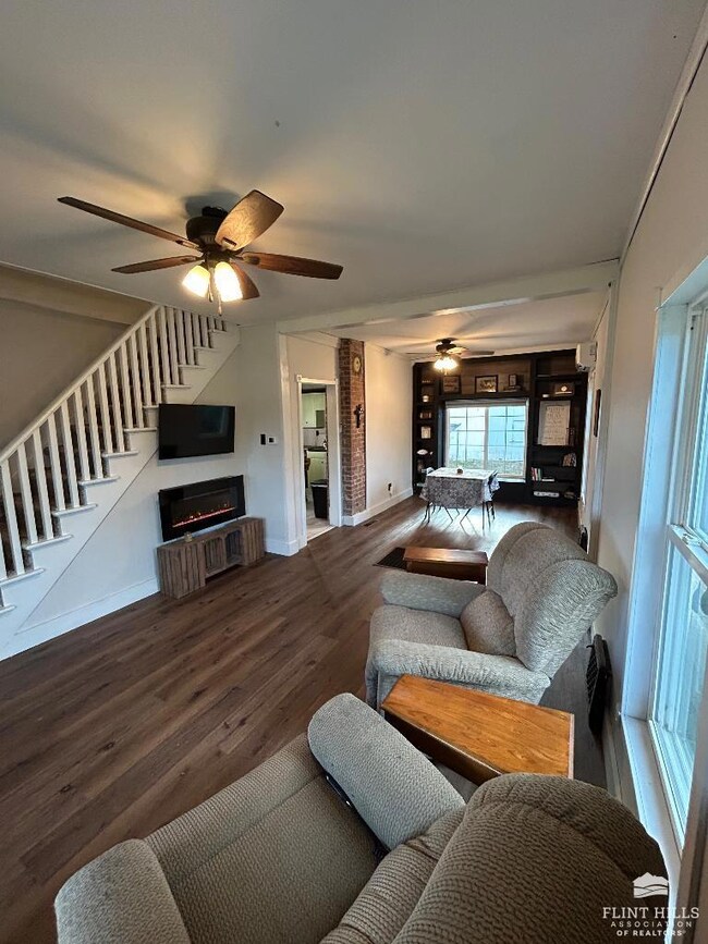 903 Poplar St, Wamego, KS 66547 - photo 5