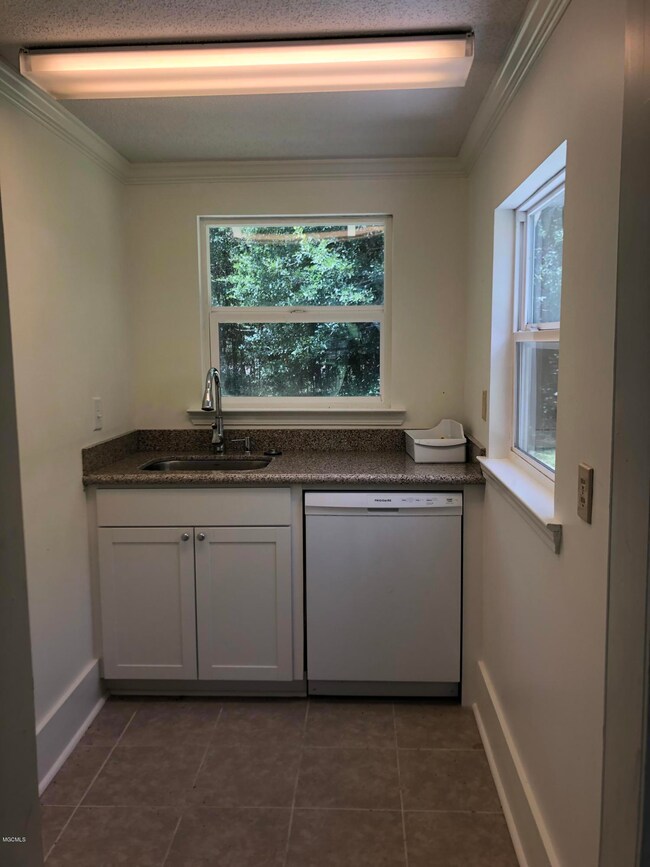 961 E Second St unit B, Pass Christian, MS 39571 - photo 4