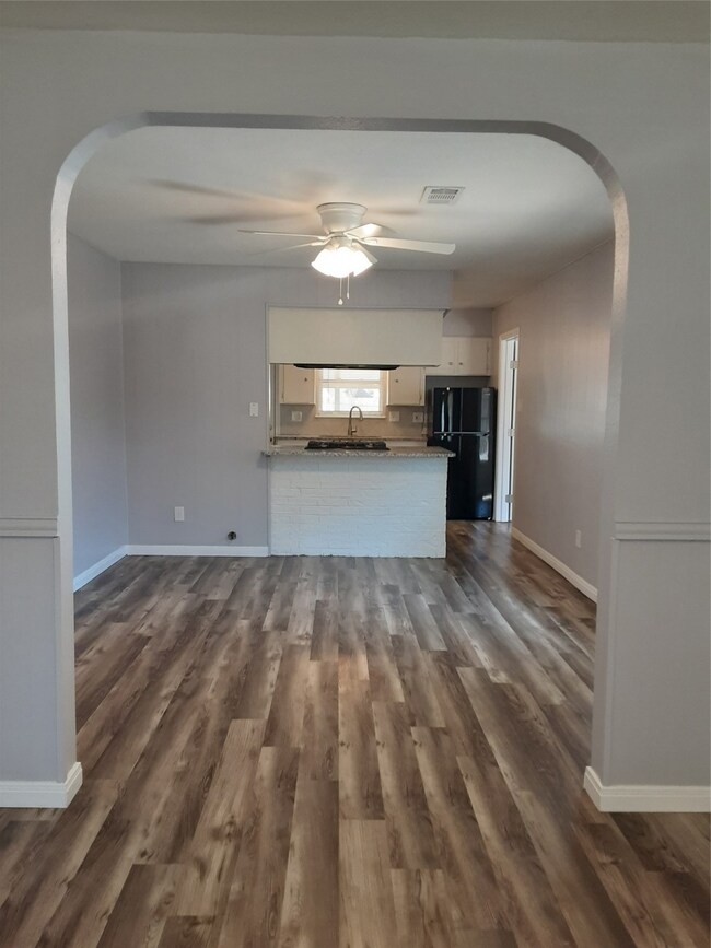 301 Cypress St, Alvin, TX 77511 - photo 3