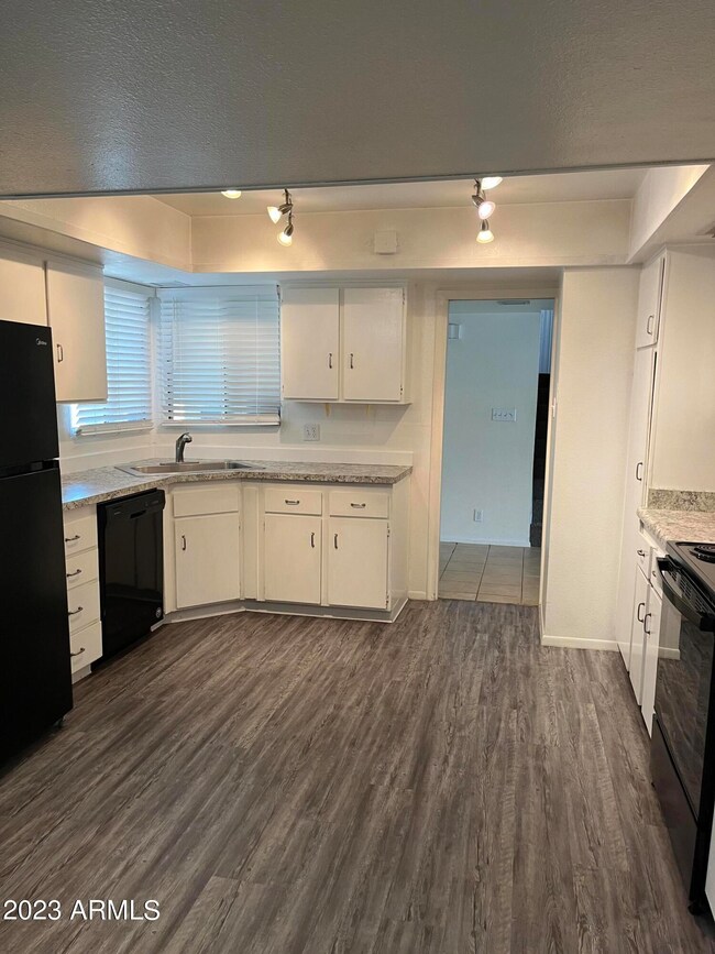 615 E Carson Dr, Tempe, AZ 85282 - photo 6