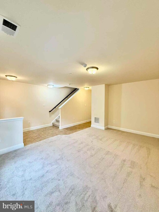 11918 Weybridge Ln, Germantown, MD 20876 - photo 2