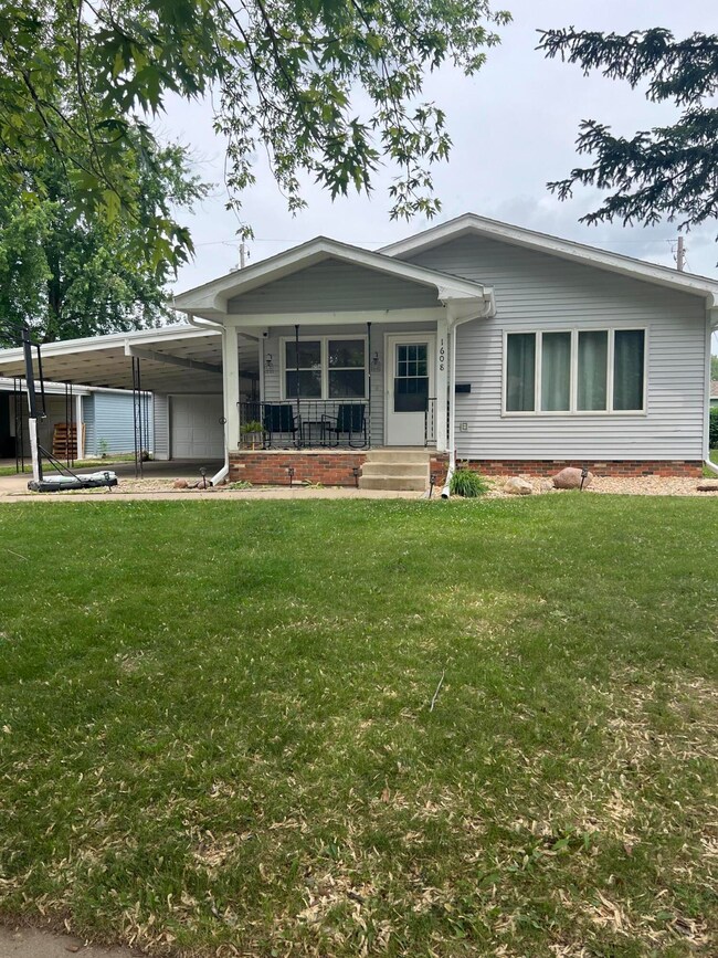 1608 Bridle Dr, Mitchell, SD 57301 - photo 2