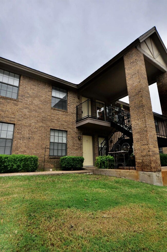 511 W Oak St unit 6, Weatherford, TX 76086 - photo 2