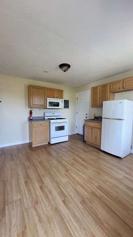 942 Lakeview Ave unit 2nd Rear, Lowell, MA 01850 - photo 3