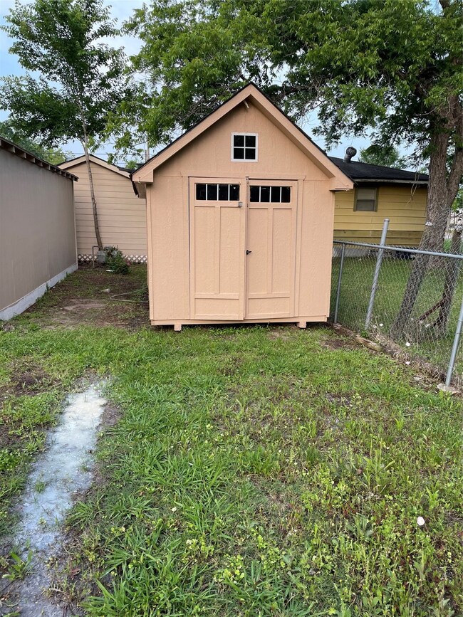 2408 Avenue B, Bay City, TX 77414 - photo 5