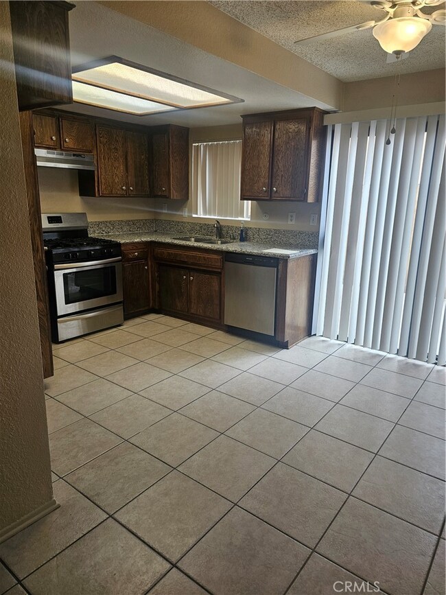 444 E Avenue q7 unit D, Palmdale, CA 93550 - photo 3