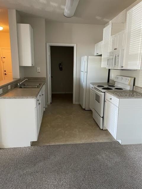 KITCHEN WITH ACCESS TO WALK IN LAUNDRY ROOM