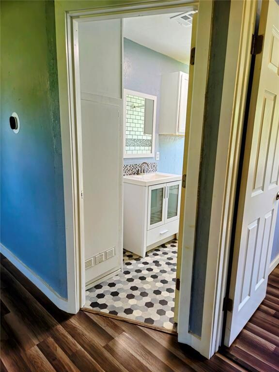 Hallway entry to bathroom