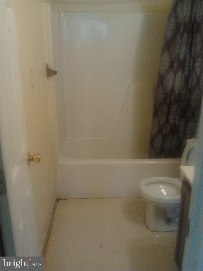 7400 Willow Hill Dr, Hyattsville, MD 20785 - photo 4