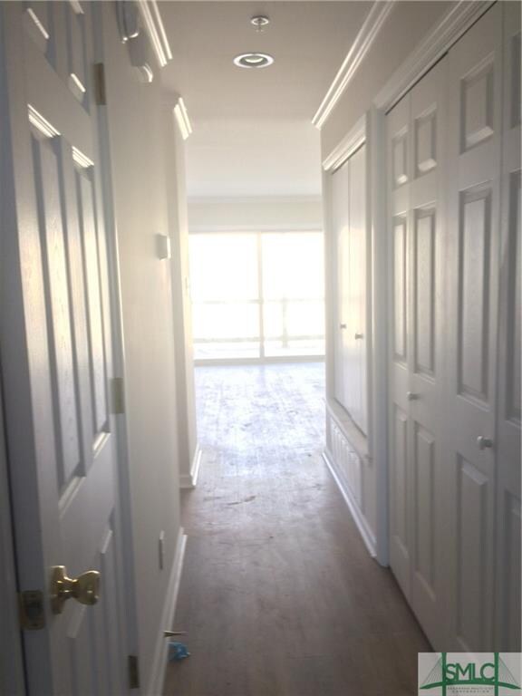 Hallway leading to the living room - nice bright s