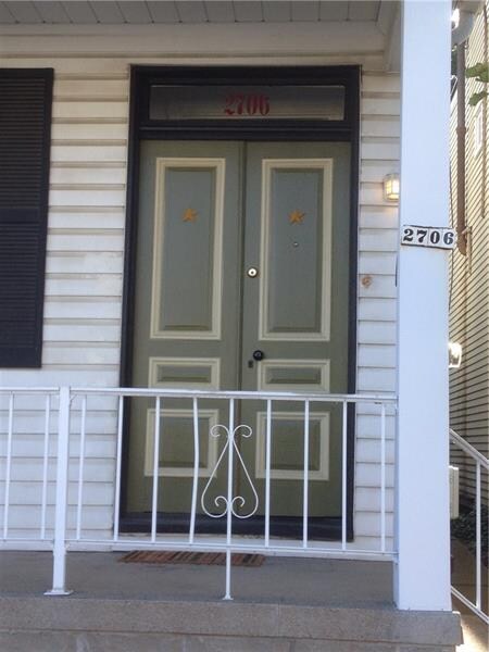Double front doors lead to vestibule and into the 