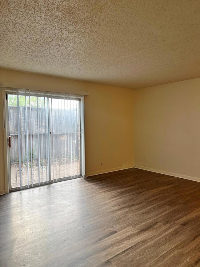 202 Jackson St unit 8, Weatherford, TX 76086 - photo 2