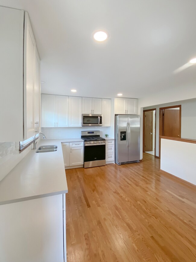 2242 Eastview Dr, Des Plaines, IL 60018 - photo 3