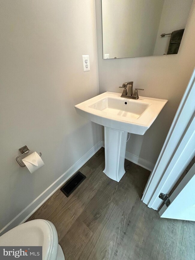 8258 Goldstone Ct, Hyattsville, MD 20785 - photo 4