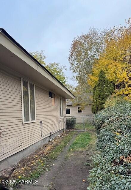 814 S 4th Ave North side yard