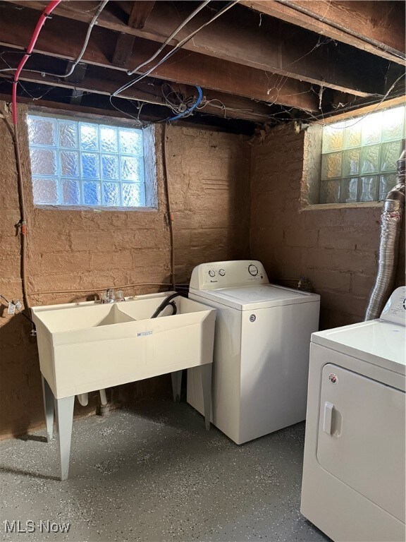view of washer, utility tub and dryer