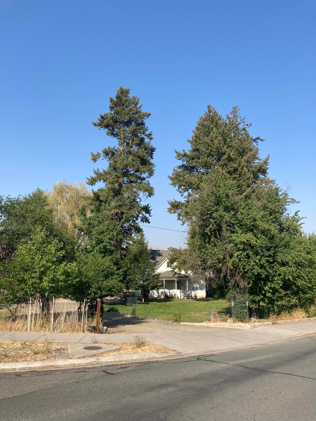 582 S Bridge St, Prairie City, OR 97869 - photo 3