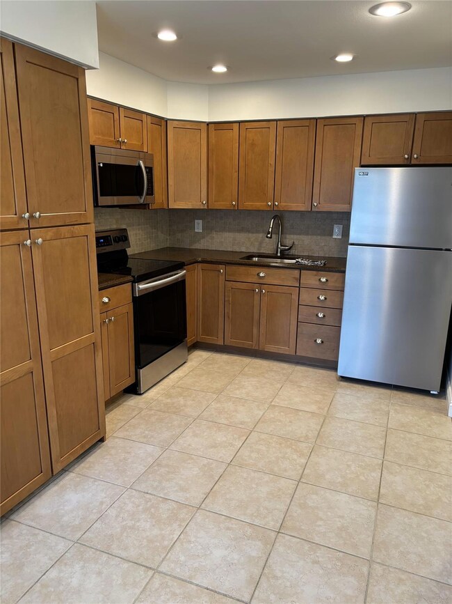 210 Farber Dr unit 210, West Babylon, NY 11704 - photo 2