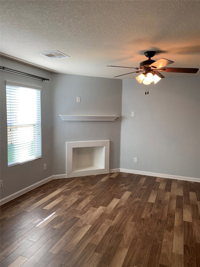 9913 Kingfisher Dr, Conroe, TX 77385 - photo 7