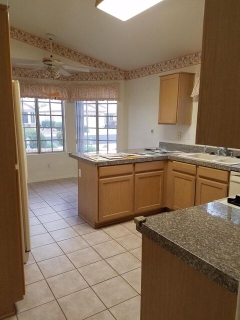 Kitchen w breakfast nook