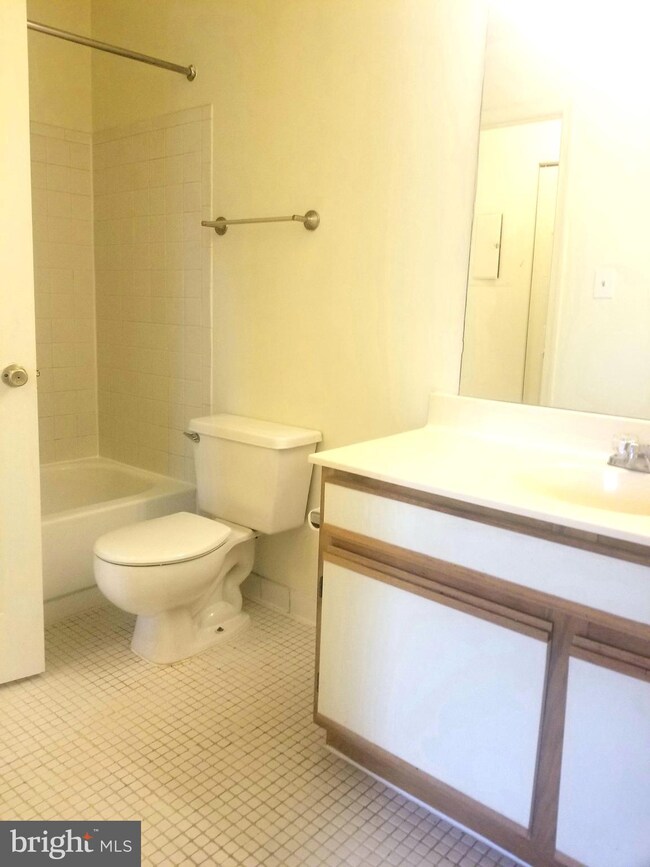 9574 Jayhawk Terrace unit 302, Manassas, VA 20110 - photo 6