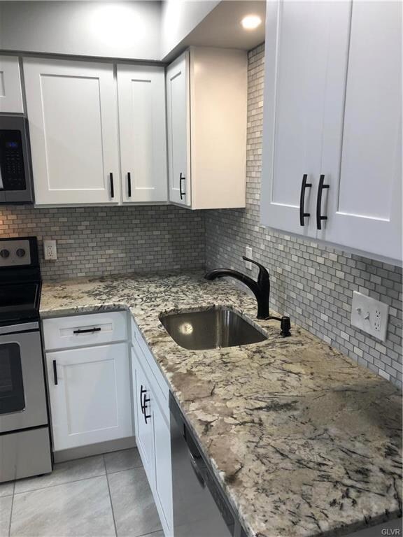 UNdermount sink, rich granite, recessed lights.  O
