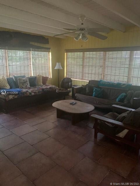 Lare  family room 