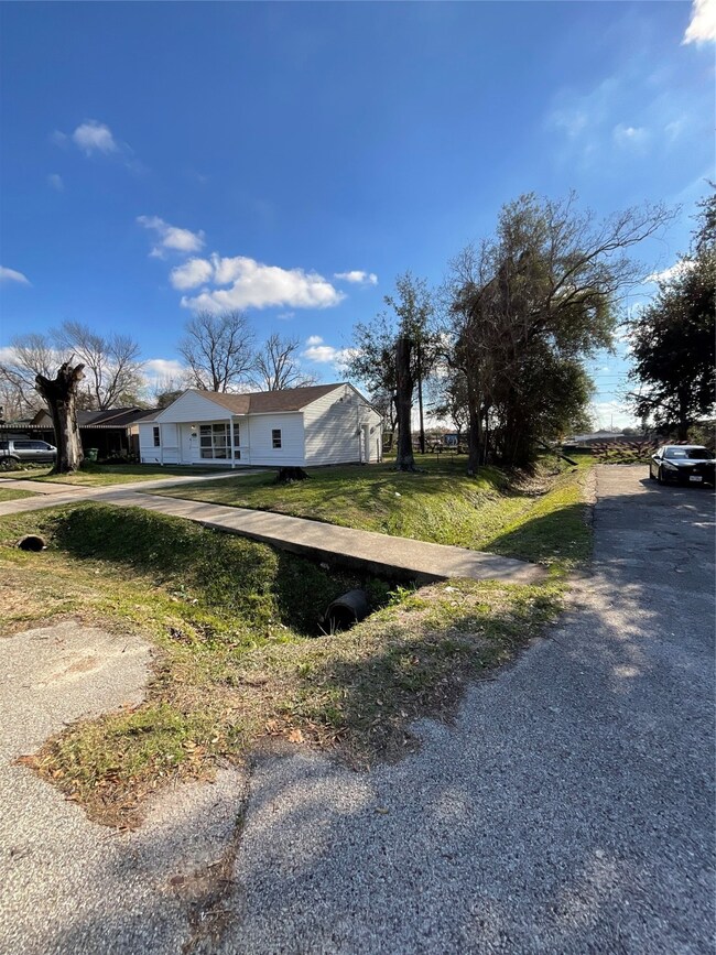 3017 Stallings Dr, Houston, TX 77088 - photo 3