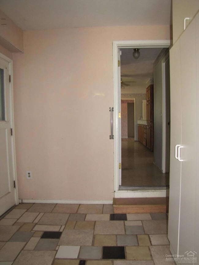 1232 NW Rimrock Dr, Redmond, OR 97756 - photo 7