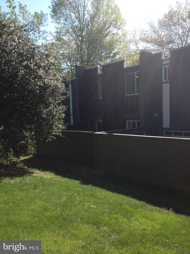 11180 Forest Edge Dr, Reston, VA 20190 - photo 3