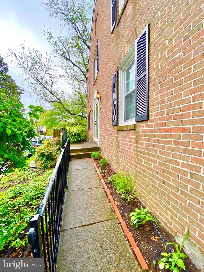 1333 Chetworth Ct, Alexandria, VA 22314 - photo 3