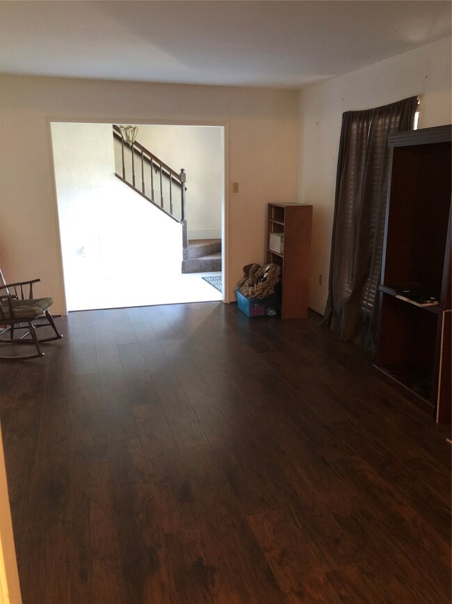 5054 Bayou Vista Dr, Houston, TX 77091 - photo 3