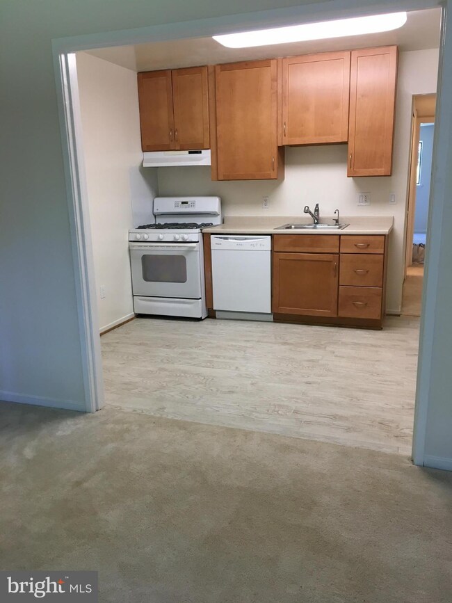 1657 Parkcrest Cir unit 101, Reston, VA 20190 - photo 6