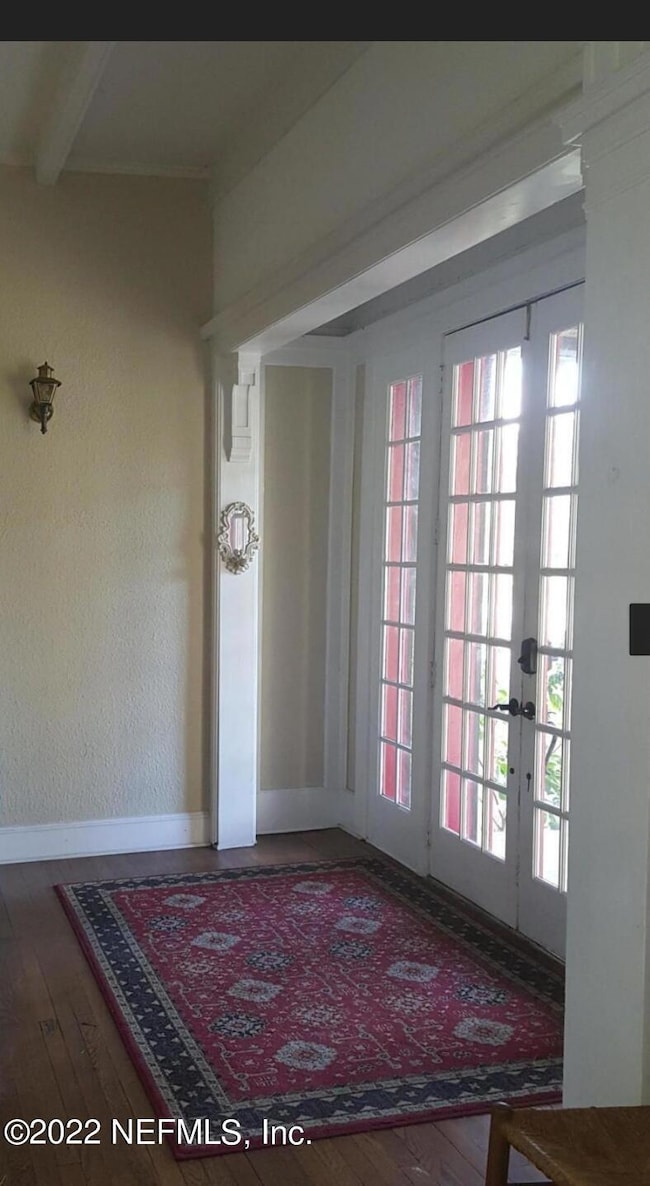 Enter in the foyer of the Hoyt House