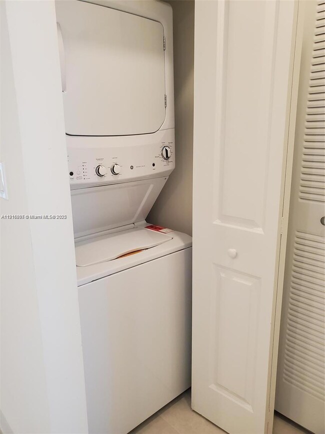 8265 NW 41st St unit C-203, Doral, FL 33166 - photo 5