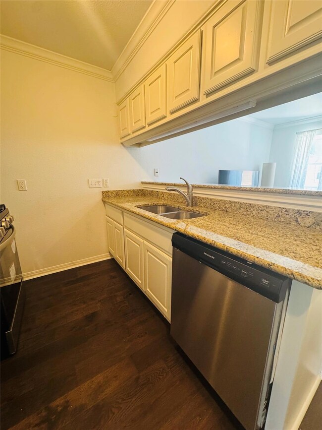 Kitchen with appliances with stainless steel fini