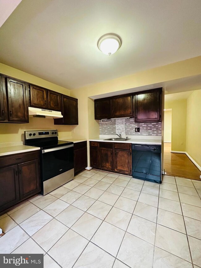 9618 Lindenbrook St, Fairfax, VA 22031 - photo 3