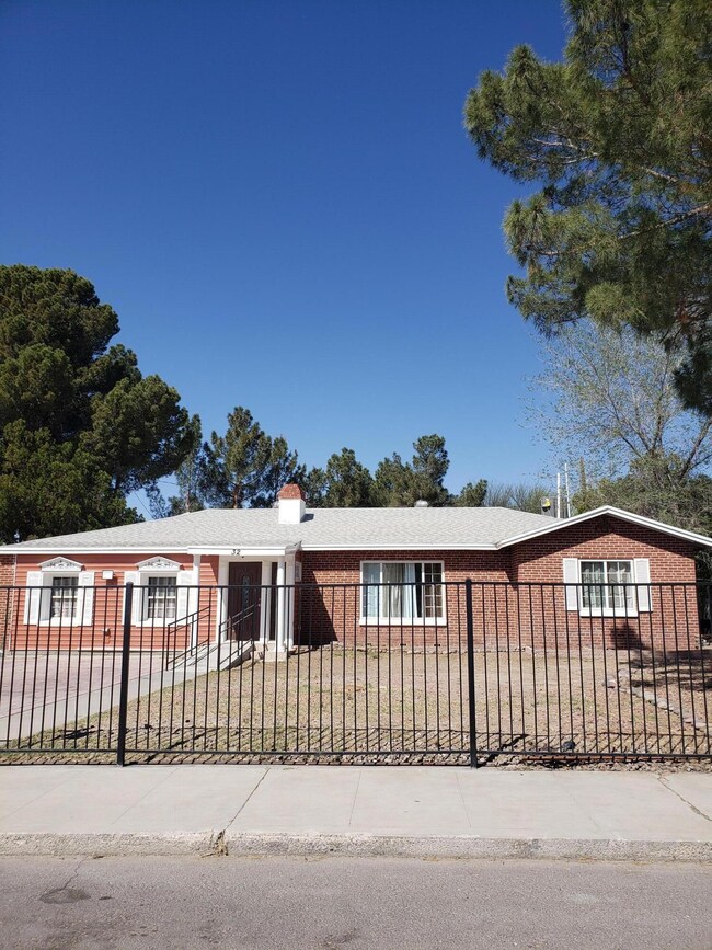 32 Half Moon Dr, El Paso, TX 79915 - photo 2