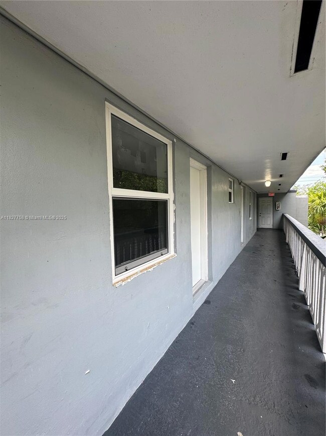1398 NE 191st St unit C305, Miami, FL 33179 - photo 2