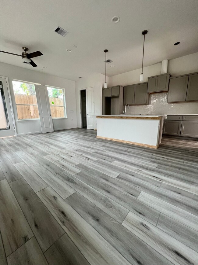 1524 Ojeman Rd unit D, Houston, TX 77055 - photo 4