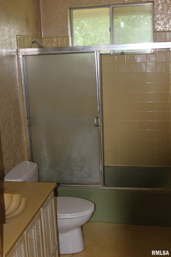 1825 W 36th St, Davenport, IA 52806 - photo 5