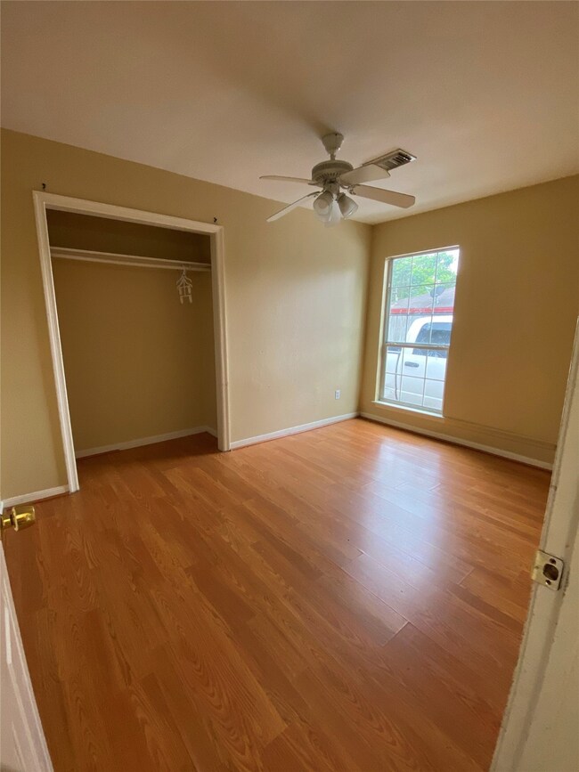 744 W Rittenhouse Rd, Houston, TX 77091 - photo 2