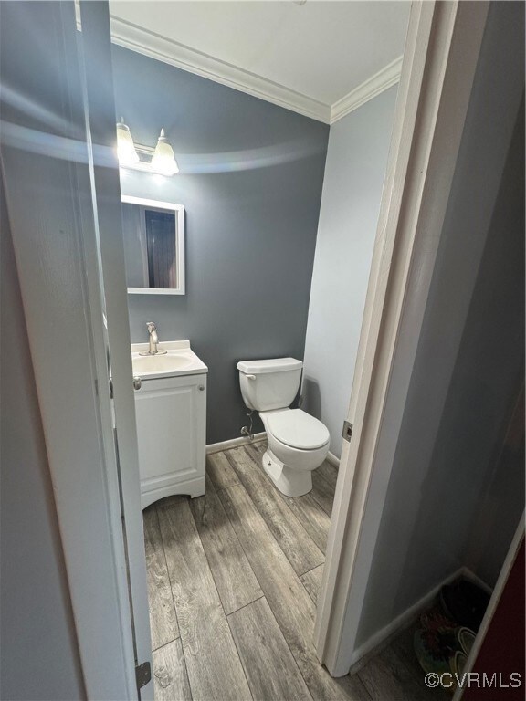 Bathroom with ornamental molding, toilet, LVP fini