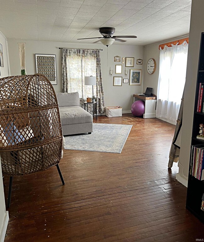 569 F St NE, Linton, IN 47441 - photo 2