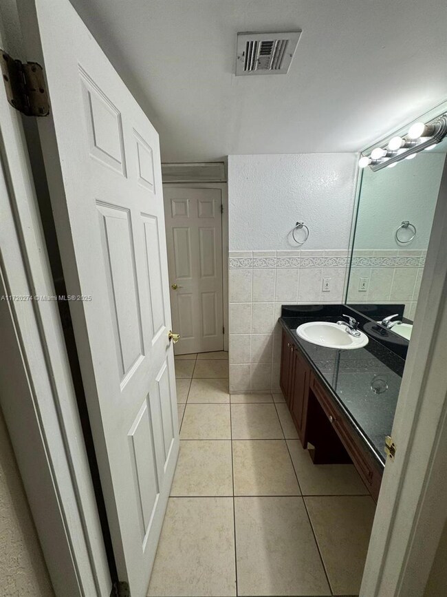 Kendall Lakes Towers unit 608, Miami, FL 33193 - photo 4